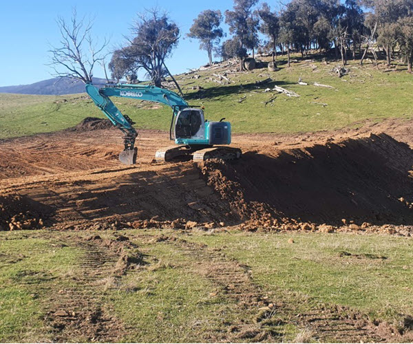 Grantrax Kobelco Earthmoving Excavating A Farm Dam In Rural Property Of New South Wales